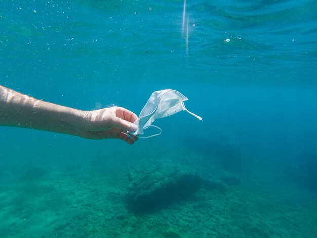 Foto persona que nada en el mar