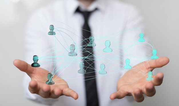 Persona que presenta la proyección virtual de un diagrama de red social
