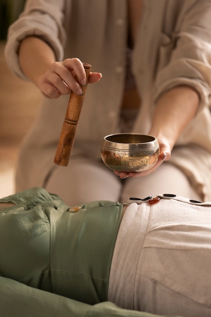 Foto persona que realiza terapia de reiki