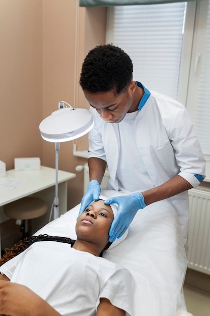 Persona que recibe un tratamiento de belleza con microagujas