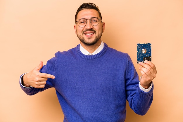 Foto persona que señala con la mano un espacio de copia de camisa orgullosa y confiada