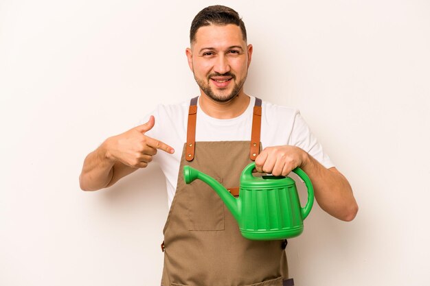 Persona que señala con la mano un espacio de copia de camisa orgullosa y confiada