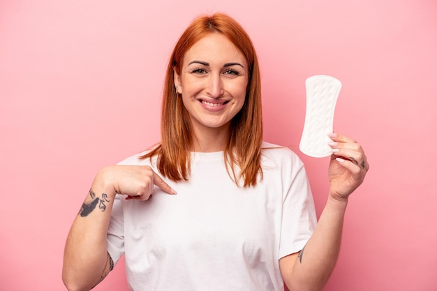 Persona que señala con la mano un espacio de copia de camisa orgullosa y confiada