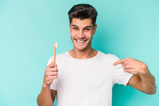 Persona que señala con la mano un espacio de copia de camisa orgullosa y confiada