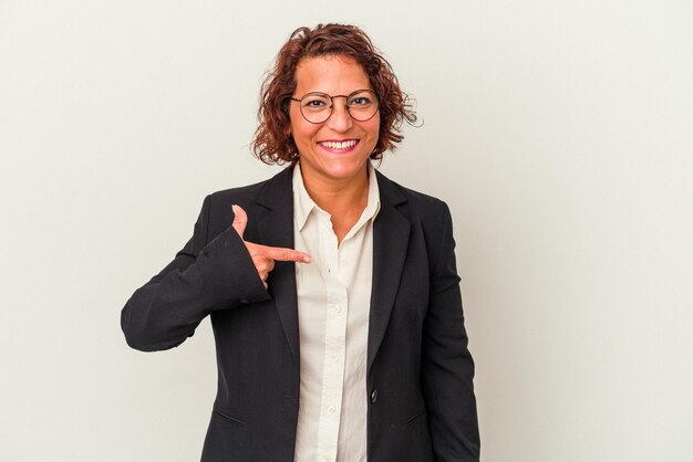 Persona que señala con la mano un espacio de copia de camisa orgullosa y confiada