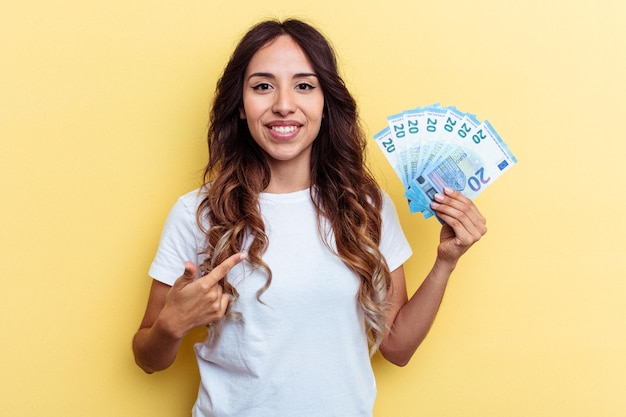 Persona que señala con la mano un espacio de copia de camisa orgullosa y confiada