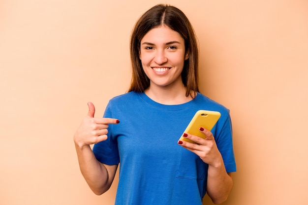 Persona que señala con la mano un espacio de copia de camisa orgullosa y confiada