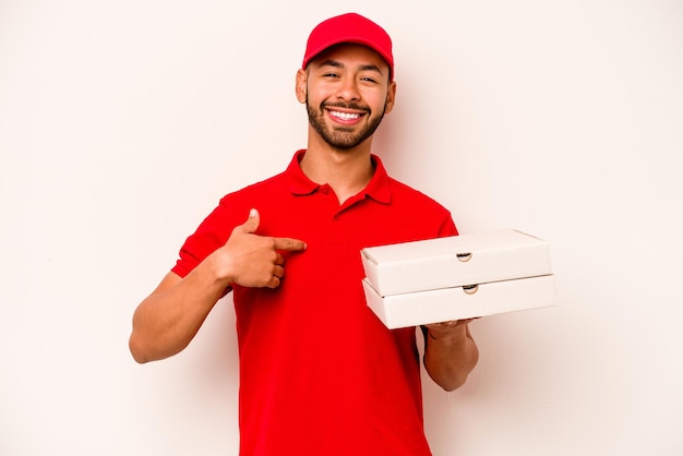 Persona que señala con la mano un espacio de copia de camisa orgullosa y confiada