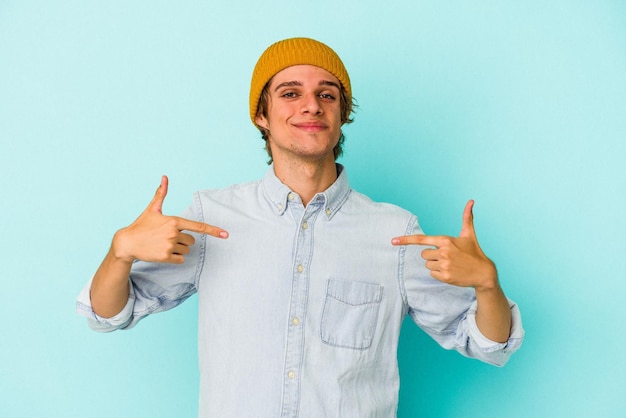 Persona que señala con la mano un espacio de copia de camisa orgullosa y confiada