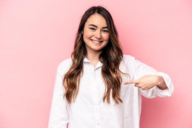 Persona que señala con la mano un espacio de copia de camisa orgullosa y confiada