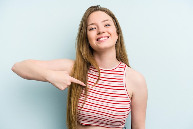 Persona que señala con la mano un espacio de copia de camisa orgullosa y confiada