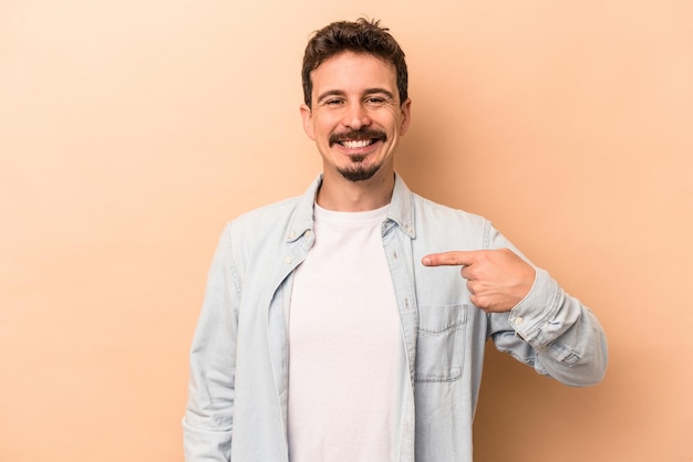 Persona que señala con la mano un espacio de copia de camisa orgullosa y confiada