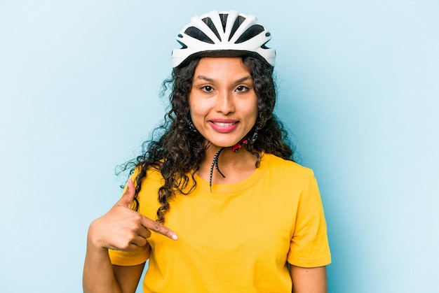 Persona que señala con la mano un espacio de copia de camisa orgullosa y confiada