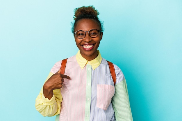 Persona que señala con la mano un espacio de copia de camisa orgullosa y confiada