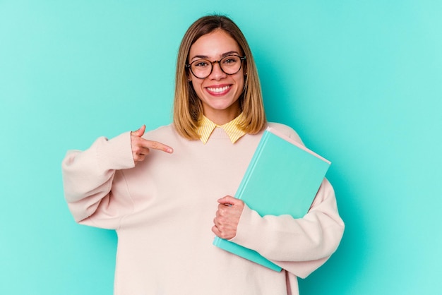 Persona que señala con la mano un espacio de copia de camisa orgullosa y confiada