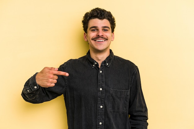 Persona que señala con la mano un espacio de copia de camisa orgullosa y confiada