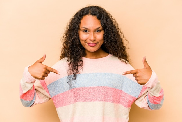 Persona que señala con la mano un espacio de copia de camisa orgullosa y confiada