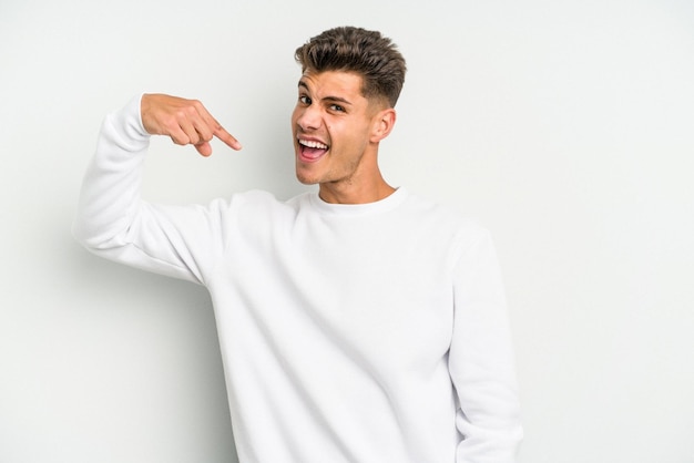 Persona que señala con la mano un espacio de copia de camisa orgullosa y confiada