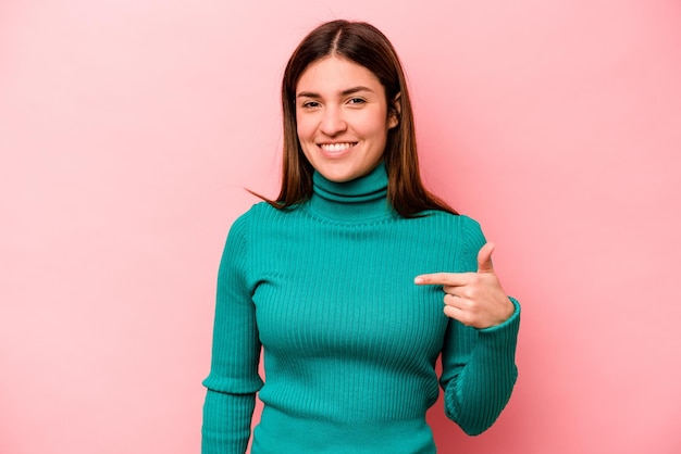 Persona que señala con la mano un espacio de copia de camisa orgullosa y confiada