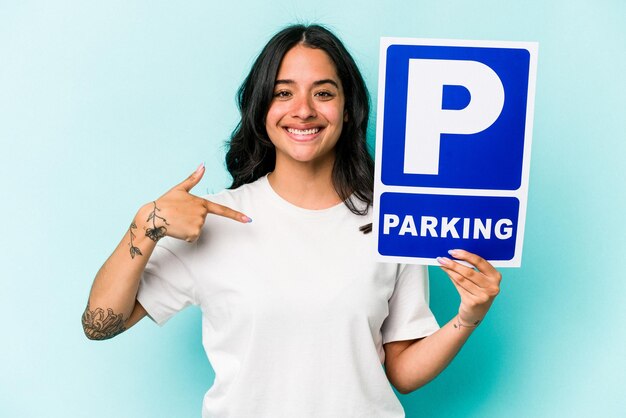 Persona que señala con la mano un espacio de copia de camisa orgullosa y confiada