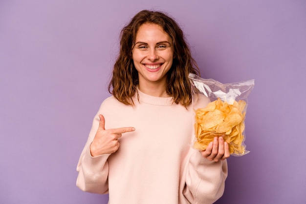 Persona que señala con la mano un espacio de copia de camisa orgullosa y confiada