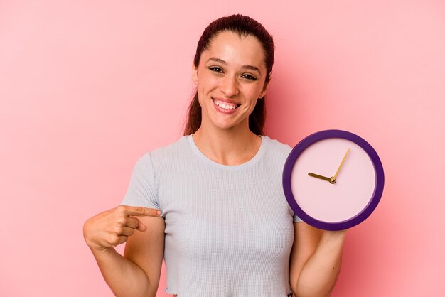 Persona que señala con la mano un espacio de copia de camisa orgullosa y confiada