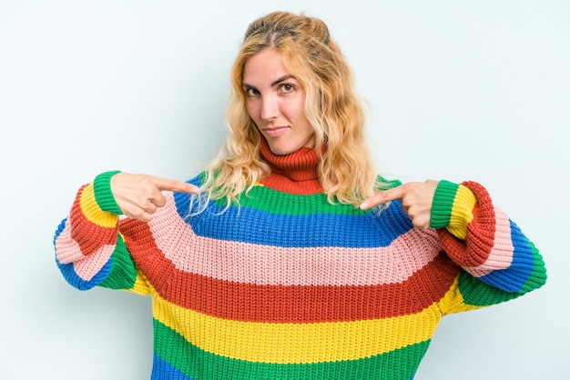 Persona que señala con la mano un espacio de copia de camisa orgullosa y confiada