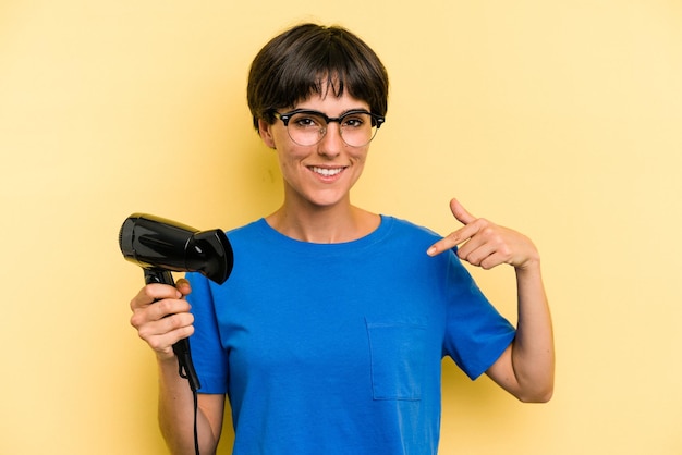 Persona que señala con la mano un espacio de copia de camisa orgullosa y confiada