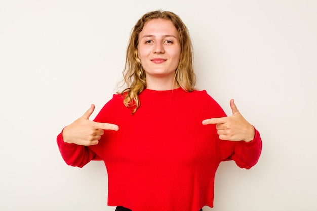 Persona que señala con la mano un espacio de copia de camisa orgullosa y confiada