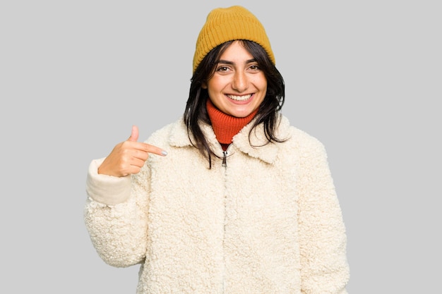 Foto persona que señala con la mano un espacio de copia de camisa orgullosa y confiada