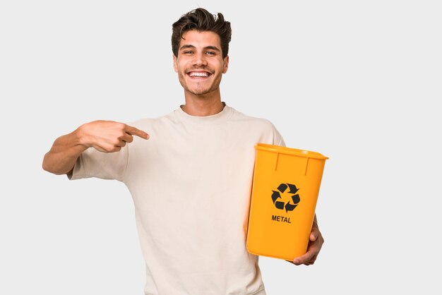 Persona que señala con la mano un espacio de copia de camisa orgullosa y confiada