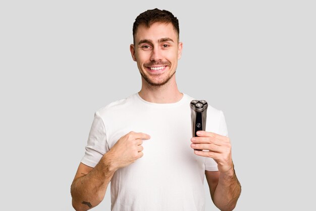 Persona que señala con la mano un espacio de copia de camisa orgullosa y confiada