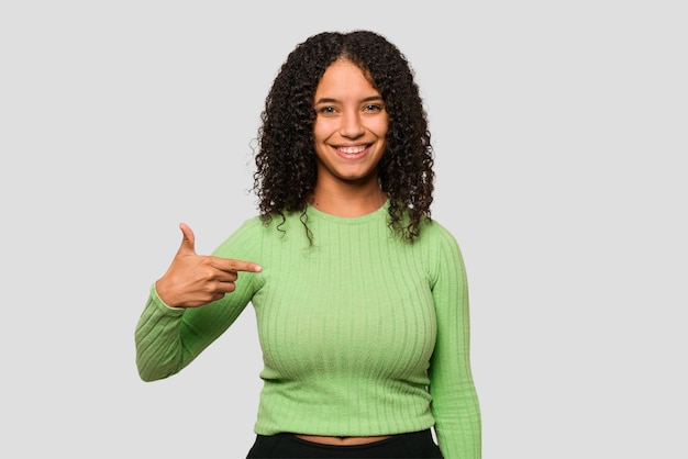 Persona que señala con la mano un espacio de copia de camisa orgullosa y confiada