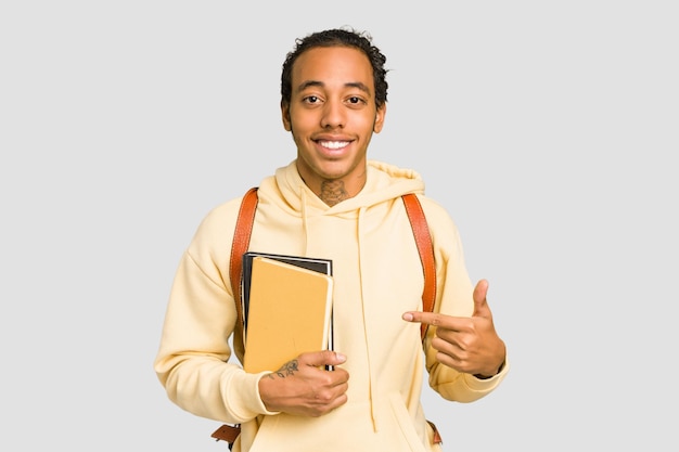 Persona que señala con la mano un espacio de copia de camisa orgullosa y confiada