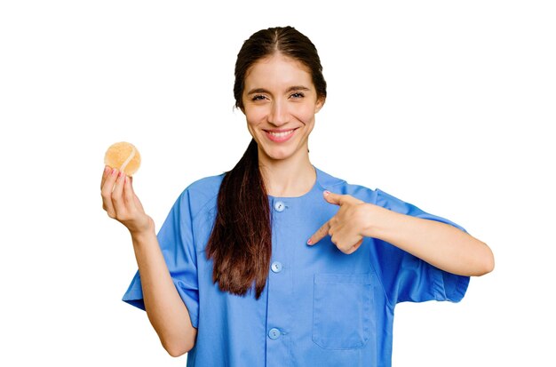 Persona que señala con la mano un espacio de copia de camisa orgullosa y confiada