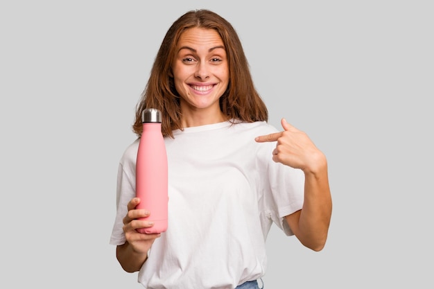 Persona que señala con la mano un espacio de copia de camisa orgullosa y confiada