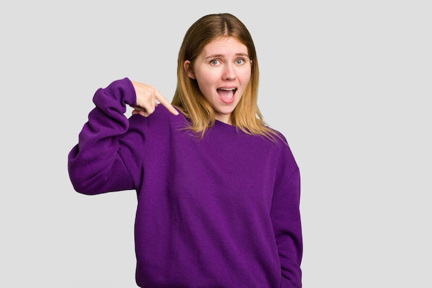 Persona que señala con la mano un espacio de copia de camisa orgullosa y confiada