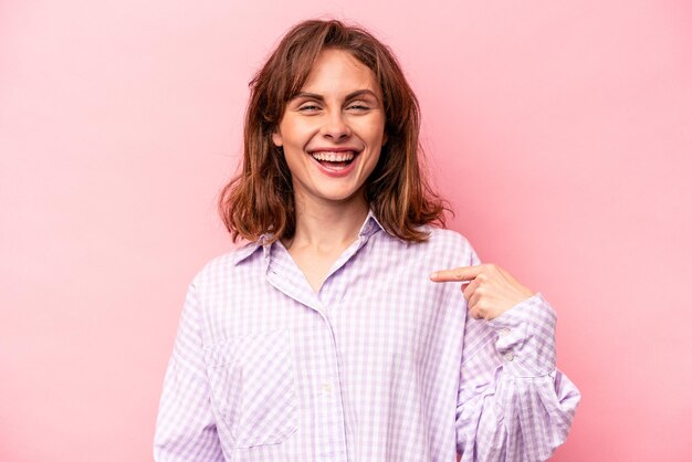 Persona que señala con la mano un espacio de copia de camisa orgullosa y confiada