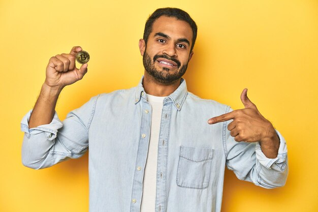 Persona que señala con la mano un espacio de copia de camisa orgullosa y confiada