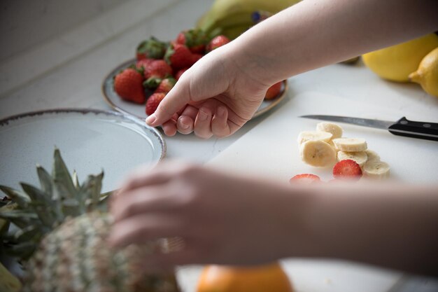 Una persona que sirve un postre con frutas frescas.