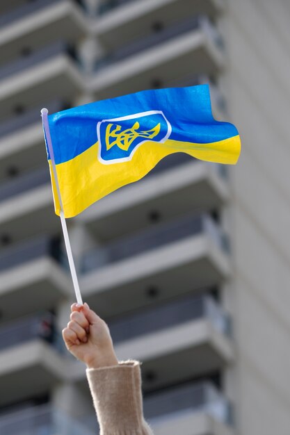 Foto persona que sostiene la bandera ucraniana