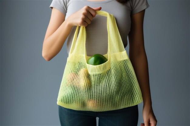 Foto persona que sostiene una bolsa de comestibles con verduras después de ir de compras