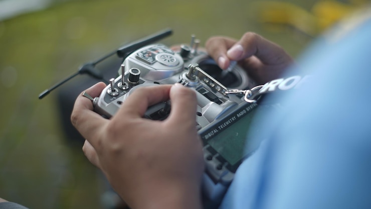 Foto una persona que sostiene una cámara con la palabra nikon en ella