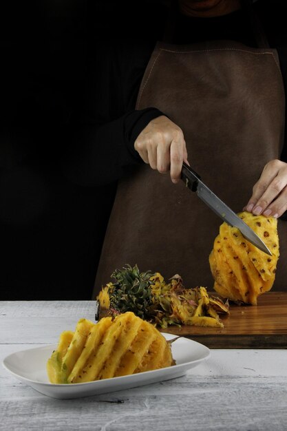 Foto persona que sostiene la comida en la mesa