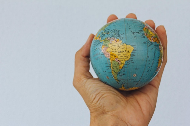 Foto persona que sostiene un globo sobre un fondo blanco