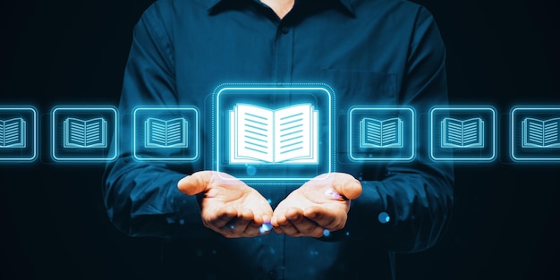 Persona que sostiene iconos de libros digitales que representan una biblioteca virtual en un fondo oscuro