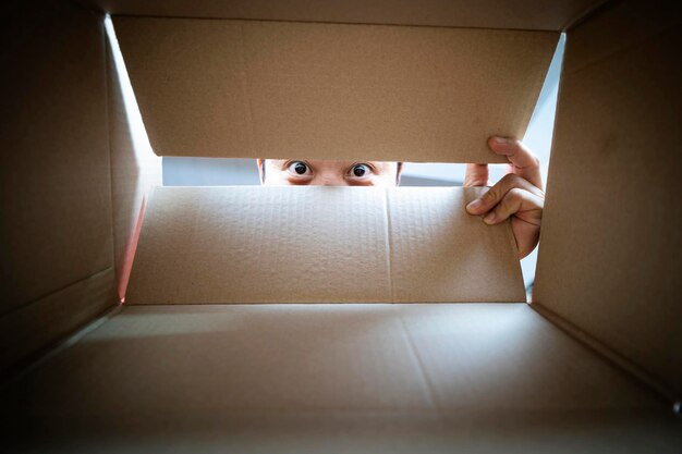 Foto persona que sostiene papel en una caja