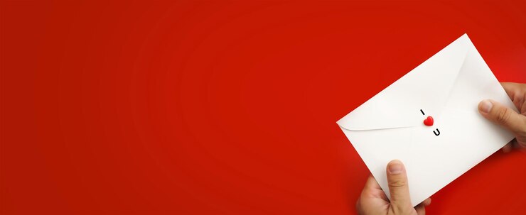 Foto persona que sostiene un papel contra un fondo rojo