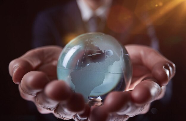 Una persona que sostiene un pequeño globo de cristal en sus manos IA generativa