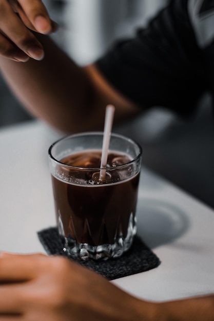 Foto persona que sostiene una taza de café